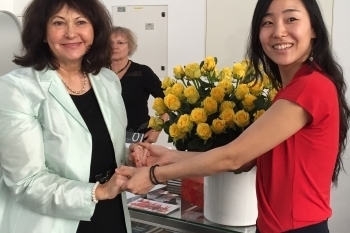 Präsidentin Marion de Millas und die Künstlerin Ae Hee Lee